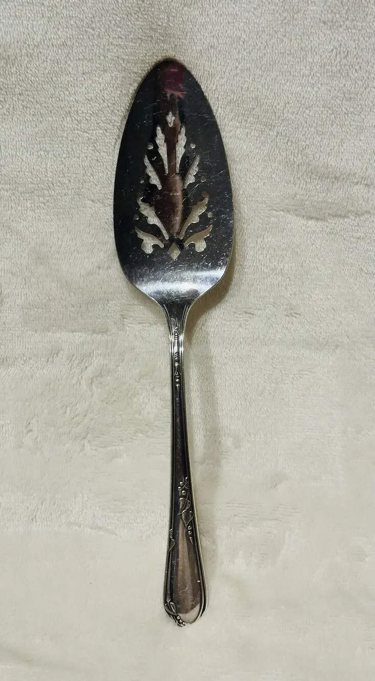 Vintage WM. A Rogers A1 Plus Oneida Ltd. Pierced Silver Plate Cake/Pie Server